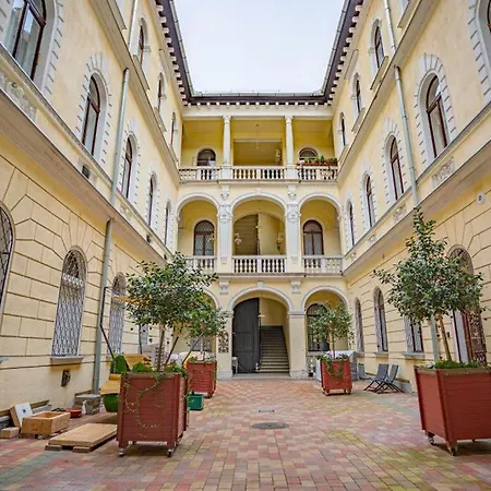 Cosy Gallery Flat In Akacfa St.